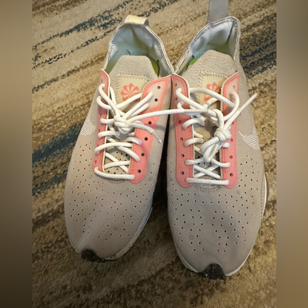 Nike women sneakers size 8 barely worn